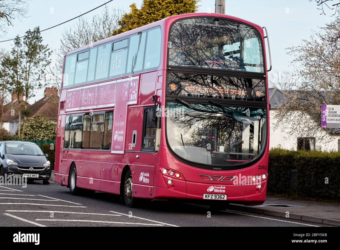 Leer außer Betrieb translink Metro Bus sitzt am Stop wegen Coronavirus Covid-19 Ausbruch am frühen Morgen pendeln belfast Nordirland UK Stockfoto