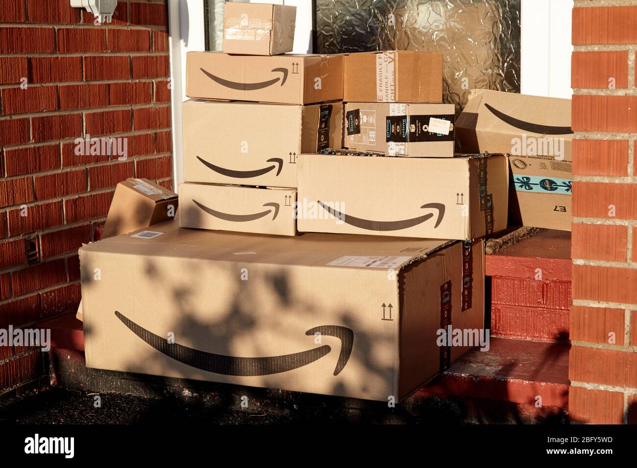 Große Sendung von amazon Lieferungen vor der Haustür während Coronavirus Covid-19 Sperrung in großbritannien verlassen Stockfoto