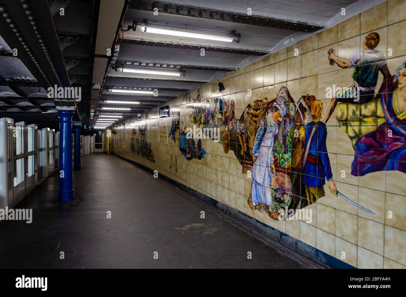 Verlassene U-Bahn-Station Bastille mit dekorativen Keramikfliesen mit allegorischen Szenen und Höhepunkten der Französischen Revolution Stockfoto