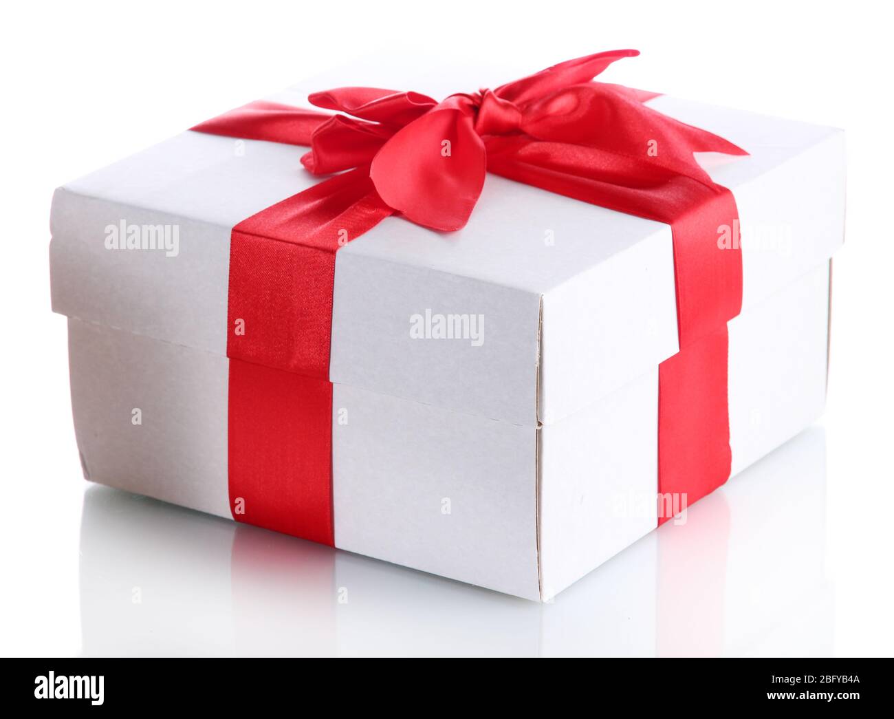 Geschenkbox mit rotem Band, isoliert auf weiß Stockfoto