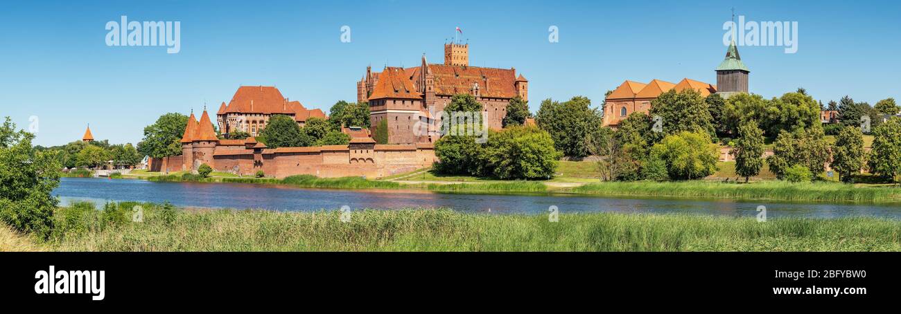 Panorama der Teutonischen Burg in Malbork oder Marienburg im Sommer in Polen Stockfoto