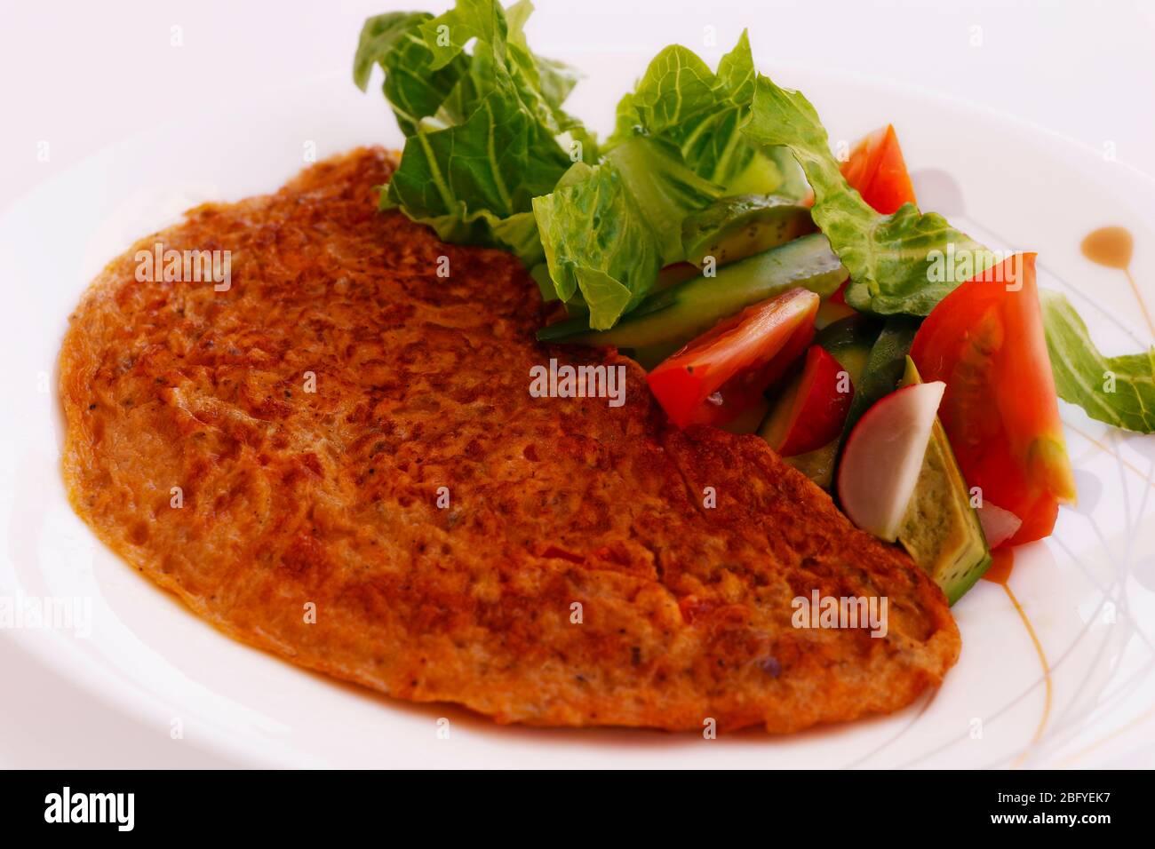 Eieromelett mit frischem Gemüsesalat, gesundes Konzept Stockfoto