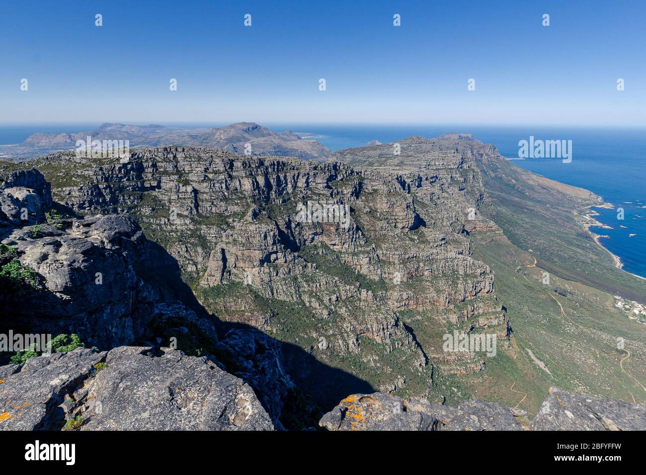 Landschaftlich schöne Aussicht über zwölf Apostel Gipfel entlang der Atlantikküste von oben auf dem Table Mountain Nationalpark Gebiet Kapstadt Südafrika Stockfoto
