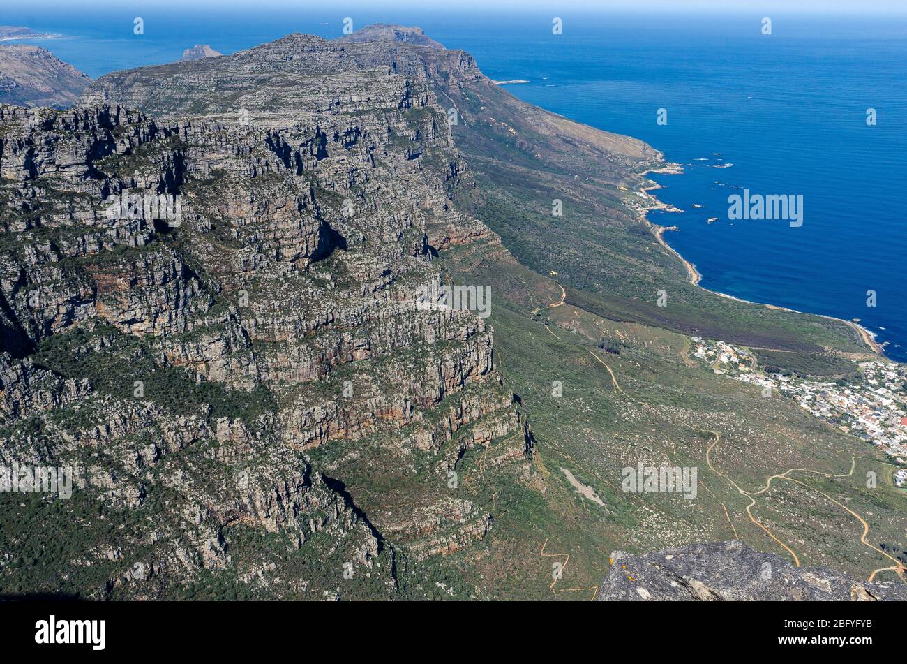 Landschaftlich schöne Aussicht über zwölf Apostel Gipfel entlang der Atlantikküste von oben auf dem Table Mountain Nationalpark Gebiet Kapstadt Südafrika Stockfoto