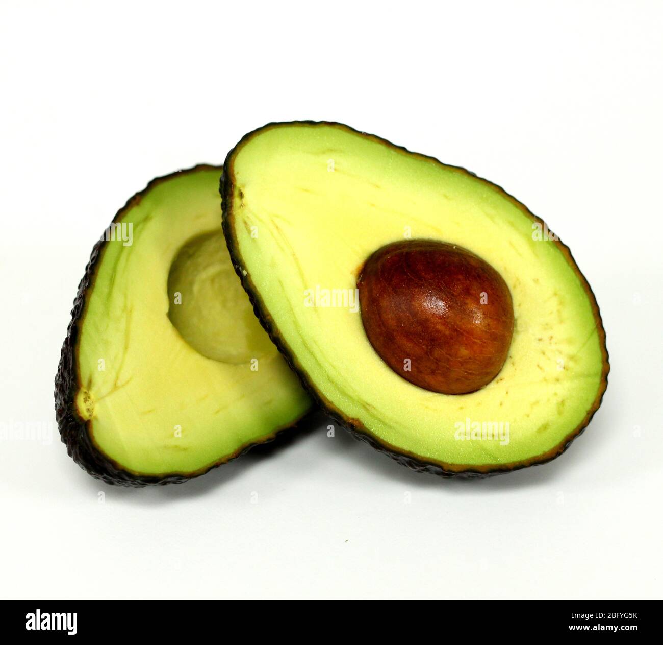Frische Avocado isoliert mit weißem Hintergrund, gesundes Essen Konzept Stockfoto