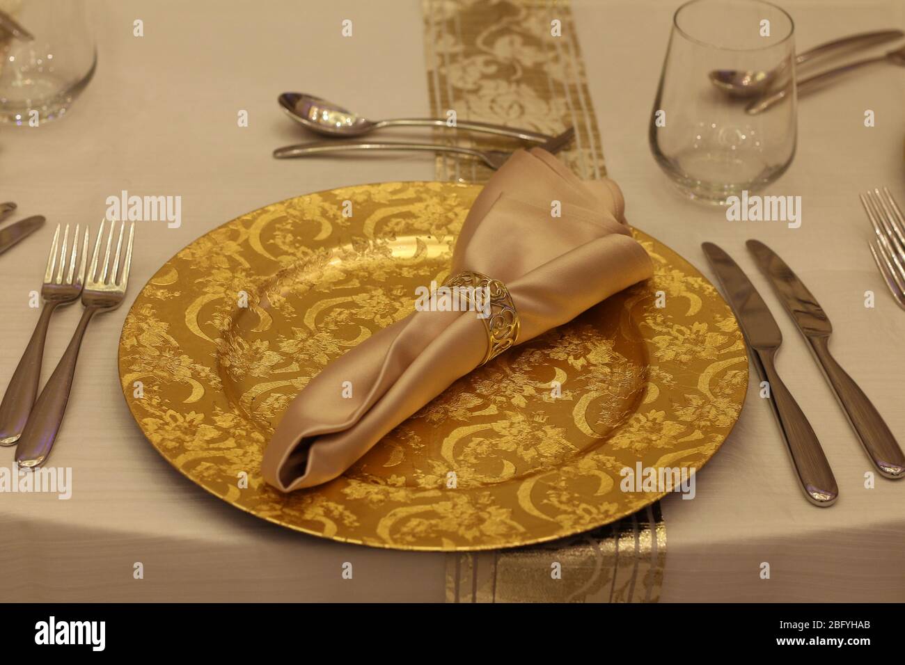 Arabischer Thementisch mit goldenem Teller Stockfoto