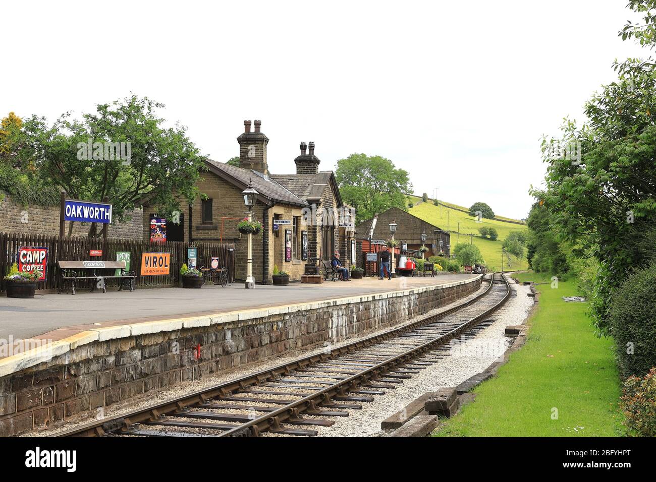 Der Blick entlang der Plattform von Oakworth Station auf der Keighley und Worth Valley Railway..der Bahnhof wurde in dem Film die Eisenbahn Kinder verwendet. Stockfoto