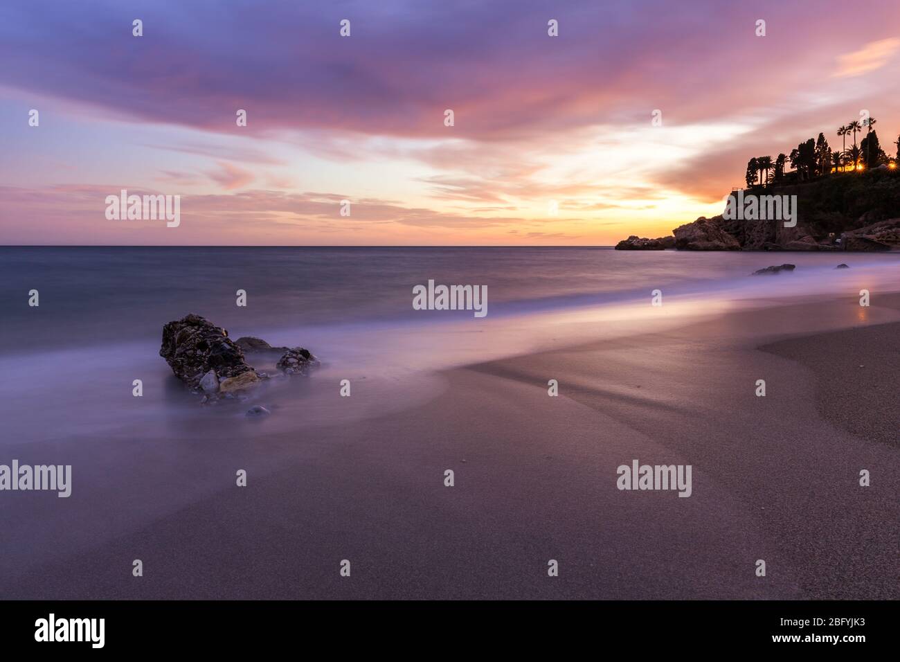 Sonnenuntergang an der wunderschönen Küste am Burriana Beach Nerja Spanien Stockfoto