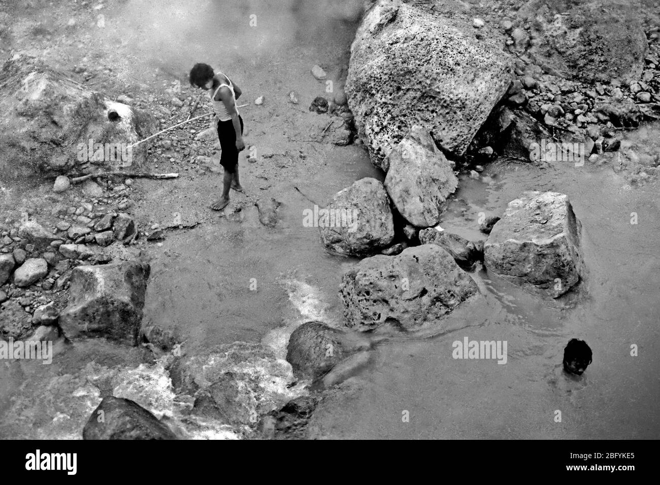 Menschen, die auf dem Vulkan Mount Salak in West-Java, Indonesien, in einer geothermischen Quelle baden. © Reynold Sumayku Stockfoto