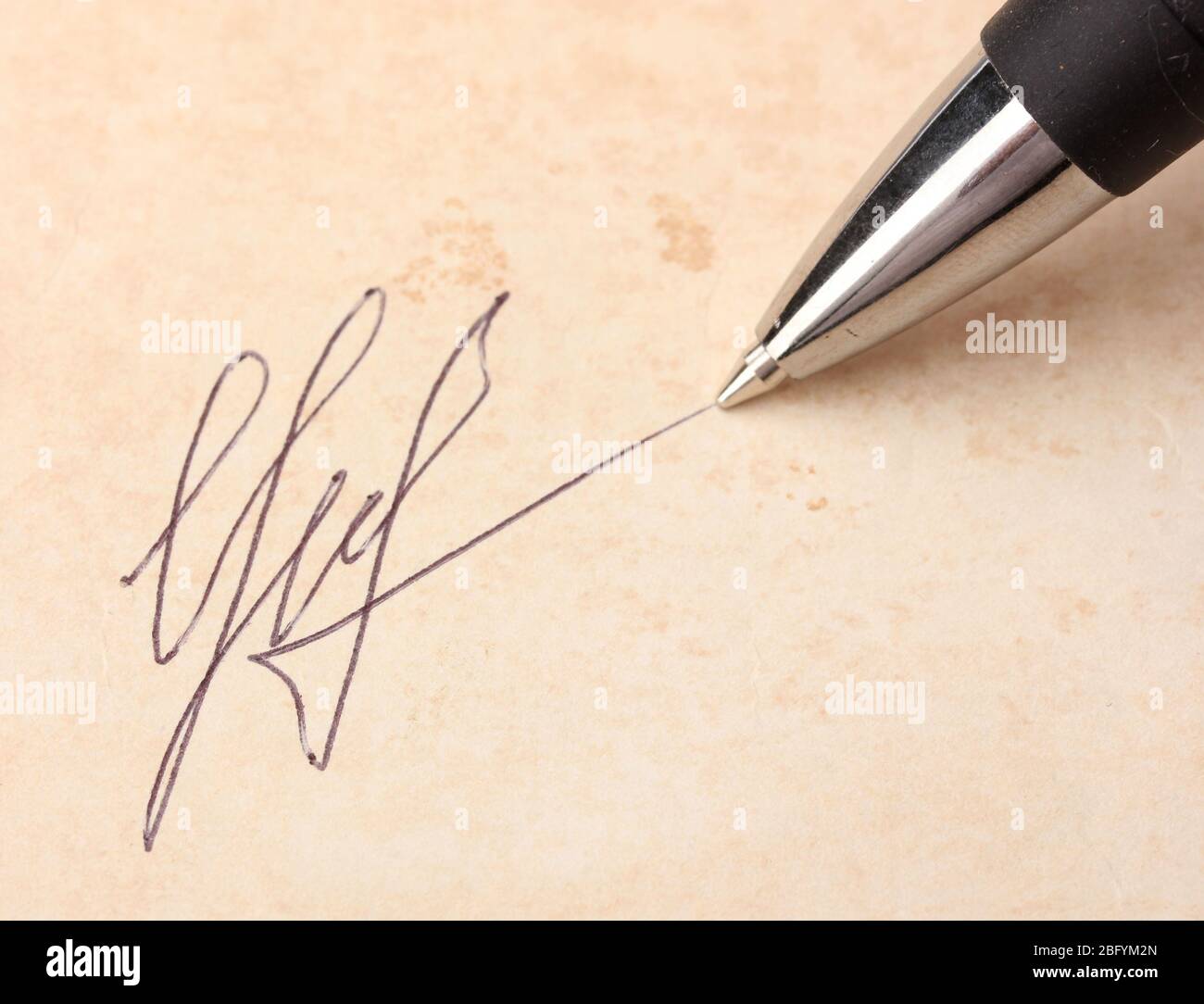 Nahaufnahme der Unterschrift (gefälscht, nicht real) und Stift, auf altem Papier Stockfotografie