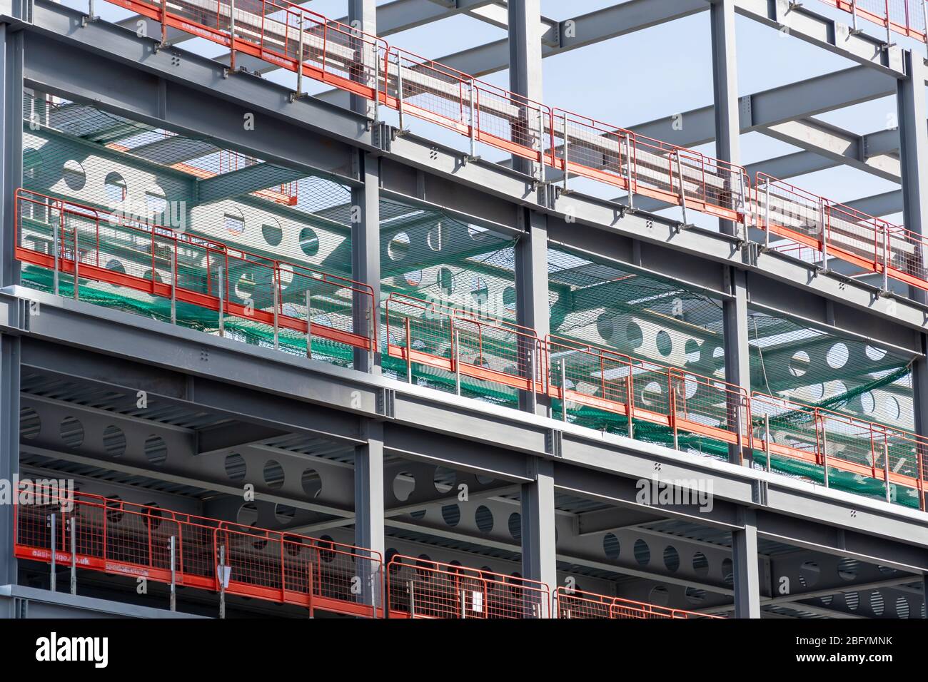 Ein Stahlrahmen bei einem unfertigen Bauvorhaben, da die Arbeiten auf dieser Baustelle aufgrund der COVID-19-Sperre unterbrochen werden. Stockfoto