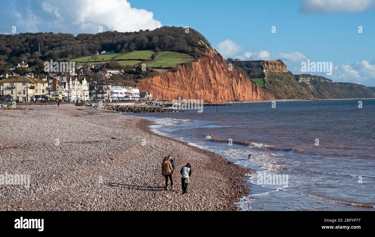Sidmouth, England - 7. November 2019: Das Kies-Vorland ist eine beliebte Attraktion in der Stadt Devon für Einheimische und Urlauber gleichermaßen Stockfoto