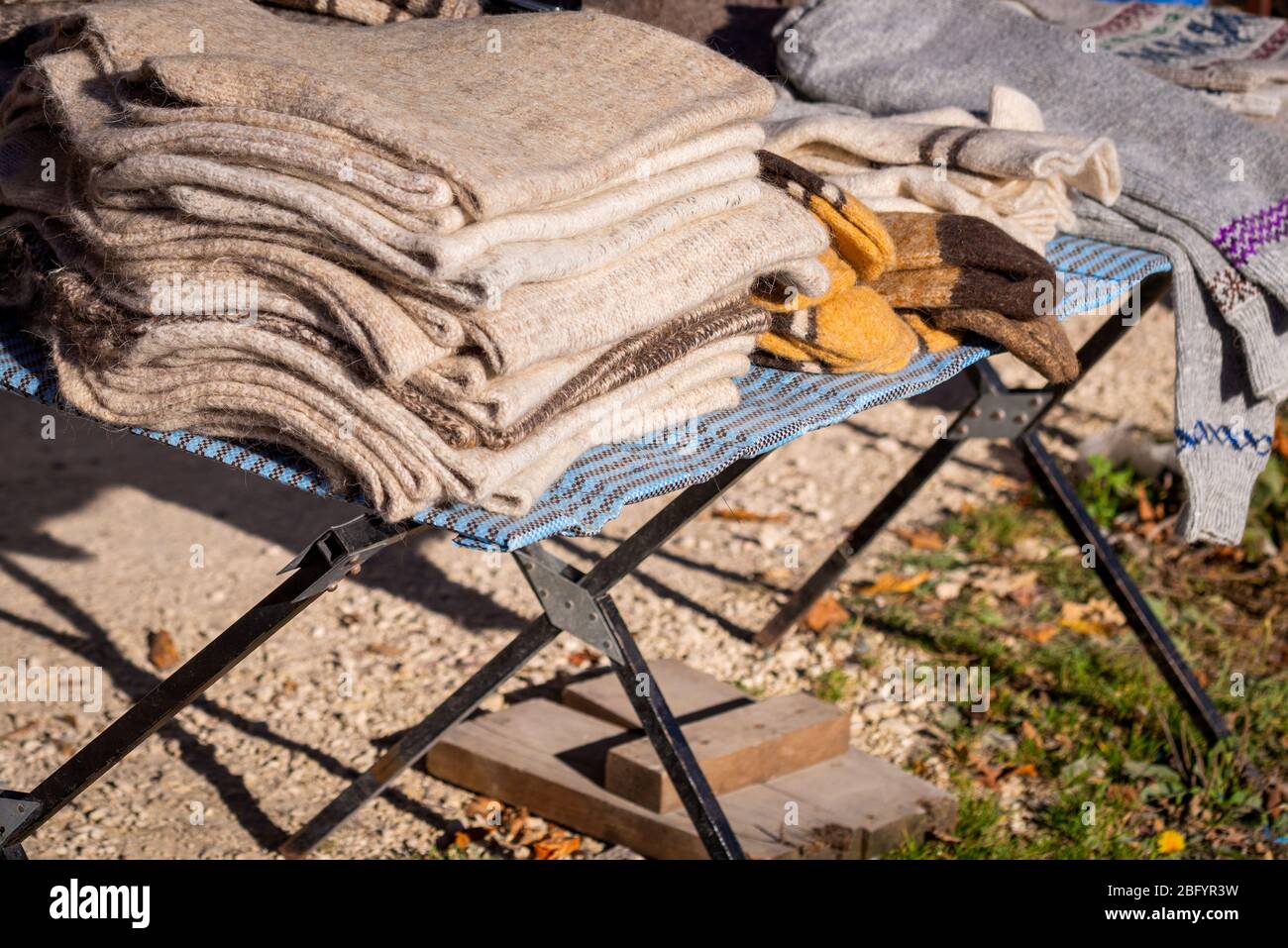 Traditionelle Strickschals als ländliche Souvenirs auf dem Straßenmarkt. Stockfoto
