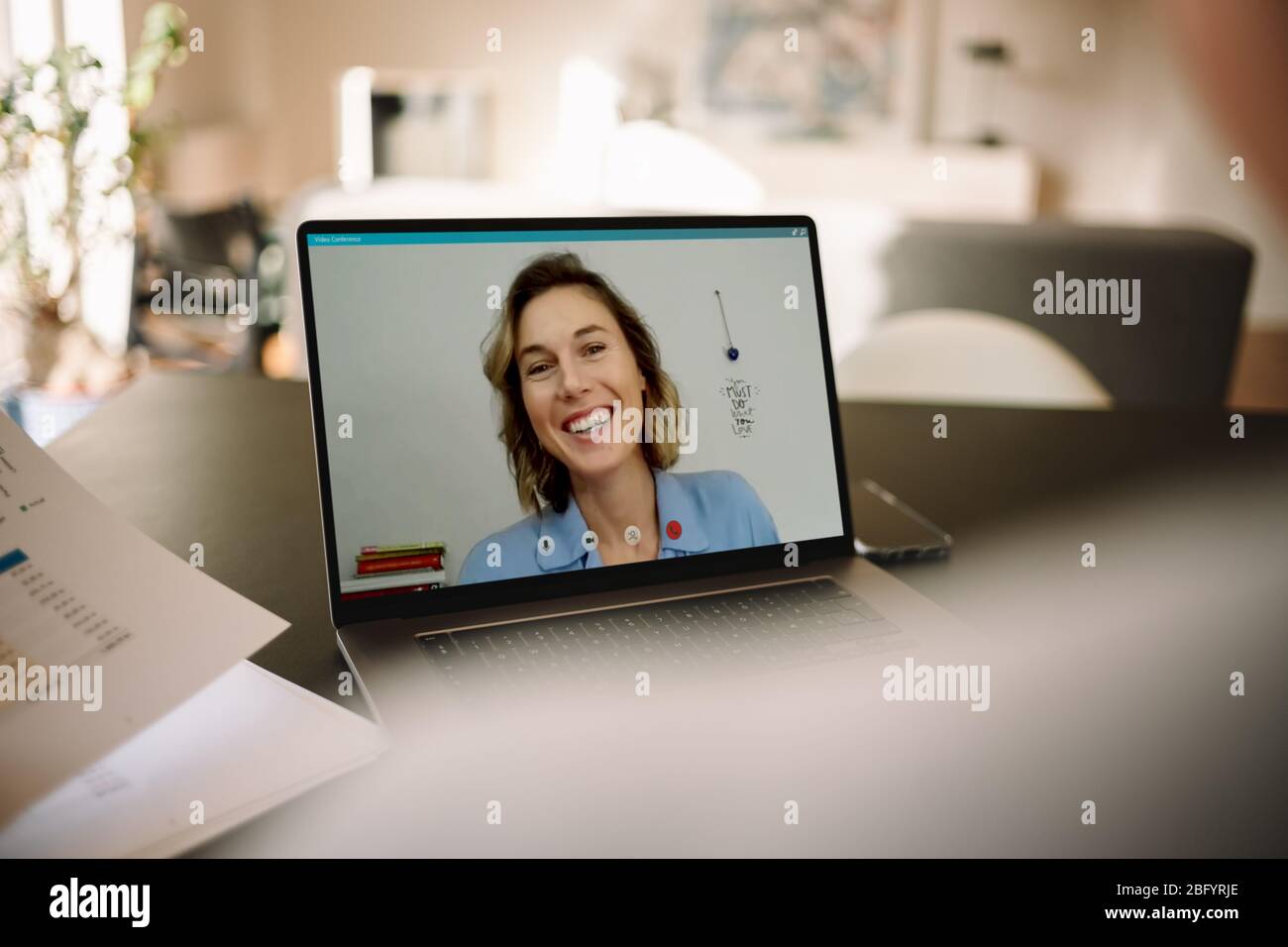 Geschäftsfrau, die einen Laptop benutzt, um mit ihrem Kollegen in Kontakt zu treten. Zwei Frauen, die zu Hause über einen Videoanruf auf einem Laptop reden. Stockfoto