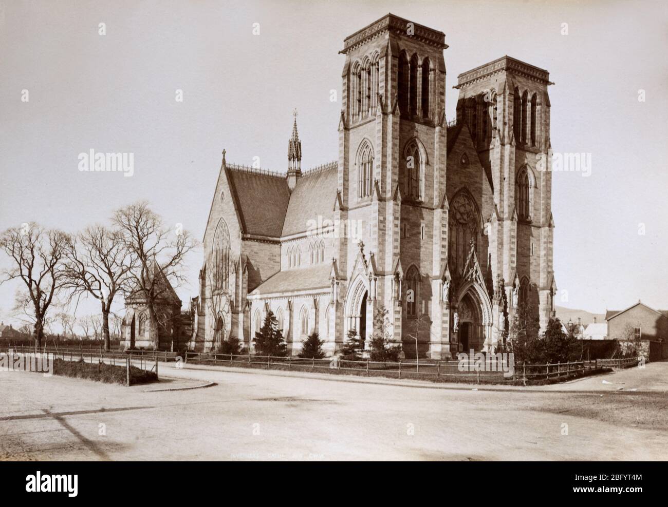 Inverness Cathedral, aka Cathedral Church of Saint Andrew (1866-1869) Inverness Scotland Vereinigtes Königreich Großbritannien. Vintage Albumen Print c1880 Stockfoto