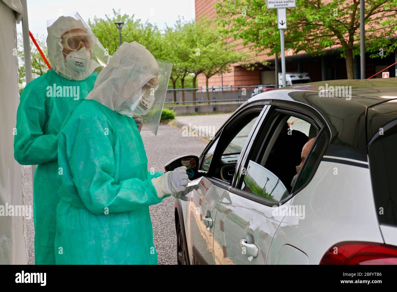 Gesundheit Notfall Coronavirus, Externe Einheit im Krankenhaus Vimercate, wo sie heute begonnen haben, Drive-in-Verifikationsabstriche für Patienten von Covid-19 (Flavio della Muzia/Fotograf, Vimercate - 2020-04-20) p.s. la foto e' utilizabile nel rispetto del contesto in cui e' stata scattata, E senza intento diffamatorio del decoro delle persone rappresentate Stockfoto