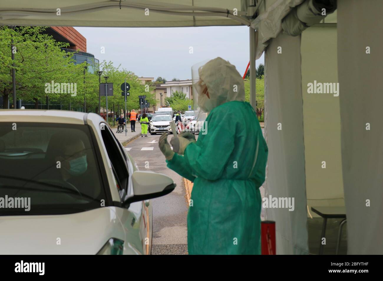 Gesundheit Notfall Coronavirus, Externe Einheit im Krankenhaus Vimercate, wo sie heute begonnen haben, Drive-in-Verifikationsabstriche für Patienten von Covid-19 (Flavio della Muzia/Fotograf, Vimercate - 2020-04-20) p.s. la foto e' utilizabile nel rispetto del contesto in cui e' stata scattata, E senza intento diffamatorio del decoro delle persone rappresentate Stockfoto