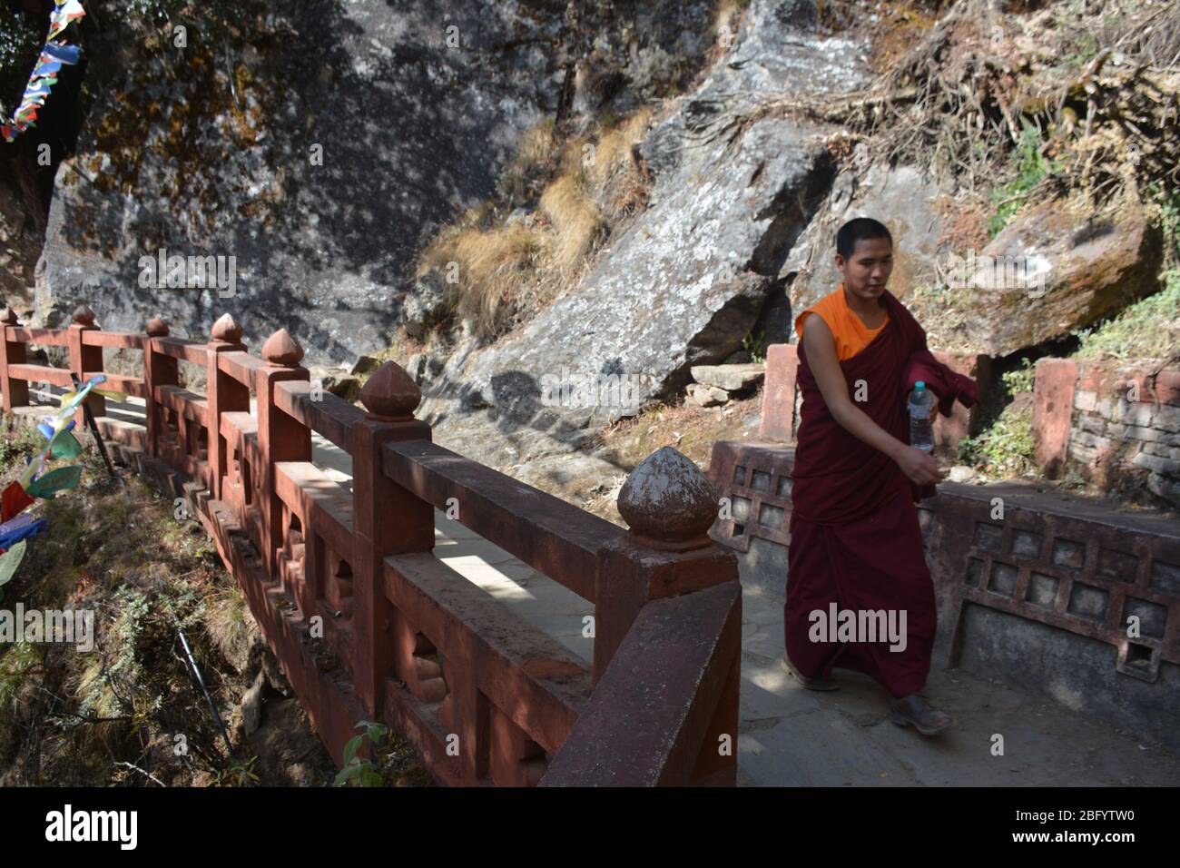 Ein junger Mönch auf der Wanderung zum Tiger's Nest Kloster (auch bekannt als der Taktsang Weg nach Paro Taktsang), Bhutans beliebteste Touristenattraktion. Stockfoto