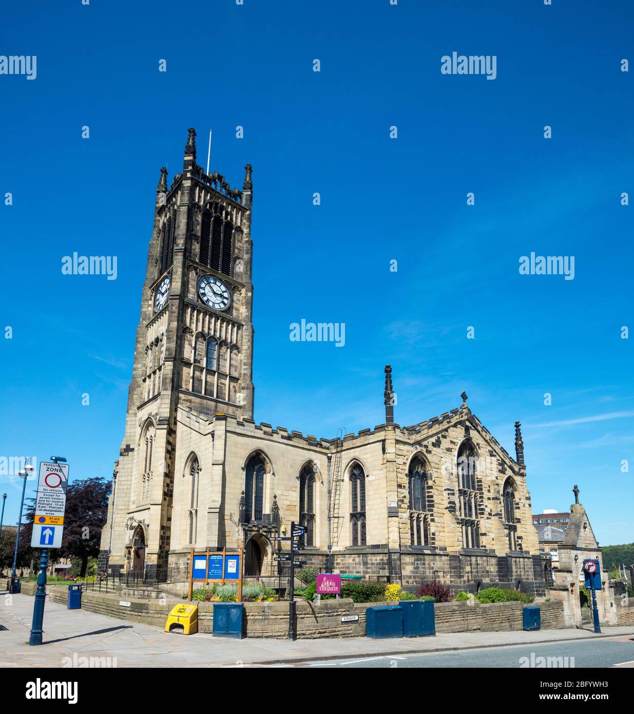 Die Pfarrkirche St Peter in der Byram Street im Zentrum der West Yorkshire Stadt Huddersfield Stockfoto