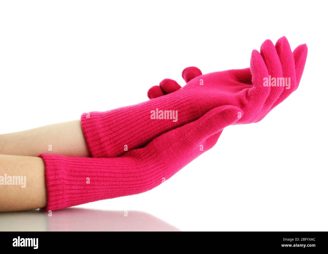 Frau gestrickte Handschuhe an den Händen, isoliert auf weiß Stockfoto