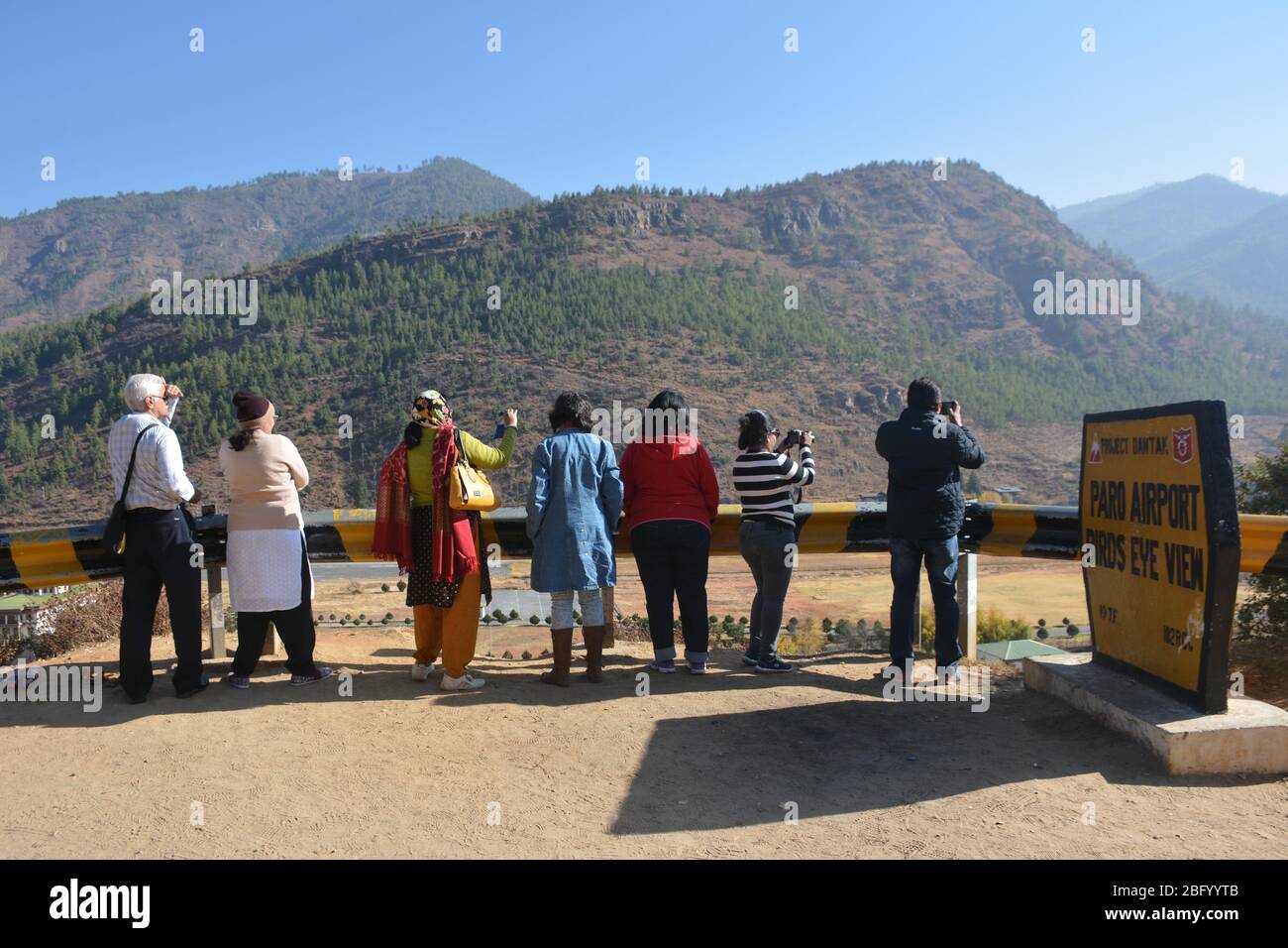 Flugzeug, das vom Flughafen Paro, Bhutan abfliegt. Stockfoto