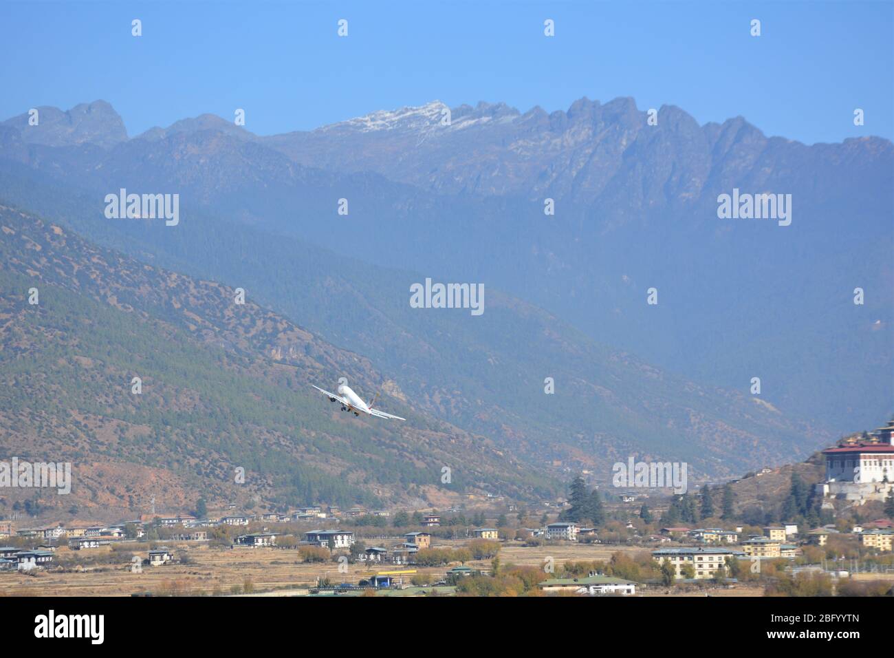 Flugzeug, das vom Flughafen Paro, Bhutan abfliegt. Stockfoto