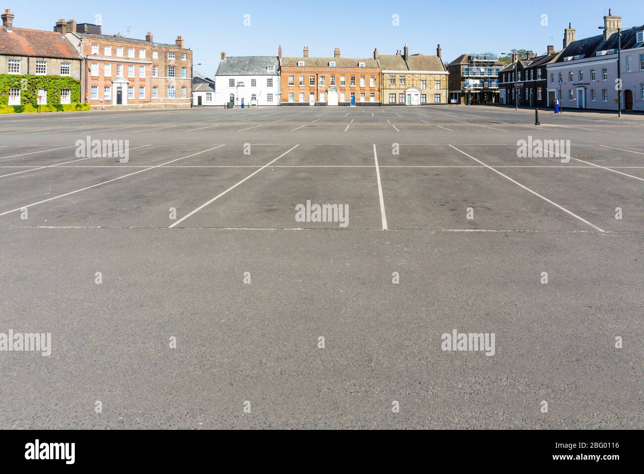 Eine seltene Ansicht der Architektur des Dienstags-Markts von King's Lynn, der während der Blockierung der COVID-19-Pandemie 2020 leer von geparkten Autos war. Stockfoto