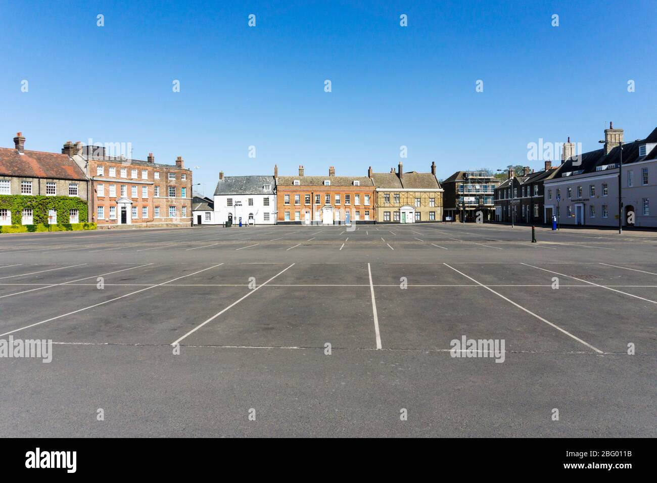 Eine seltene Ansicht der Architektur des Dienstags-Markts von King's Lynn, der während der Blockierung der COVID-19-Pandemie 2020 leer von geparkten Autos war. Stockfoto