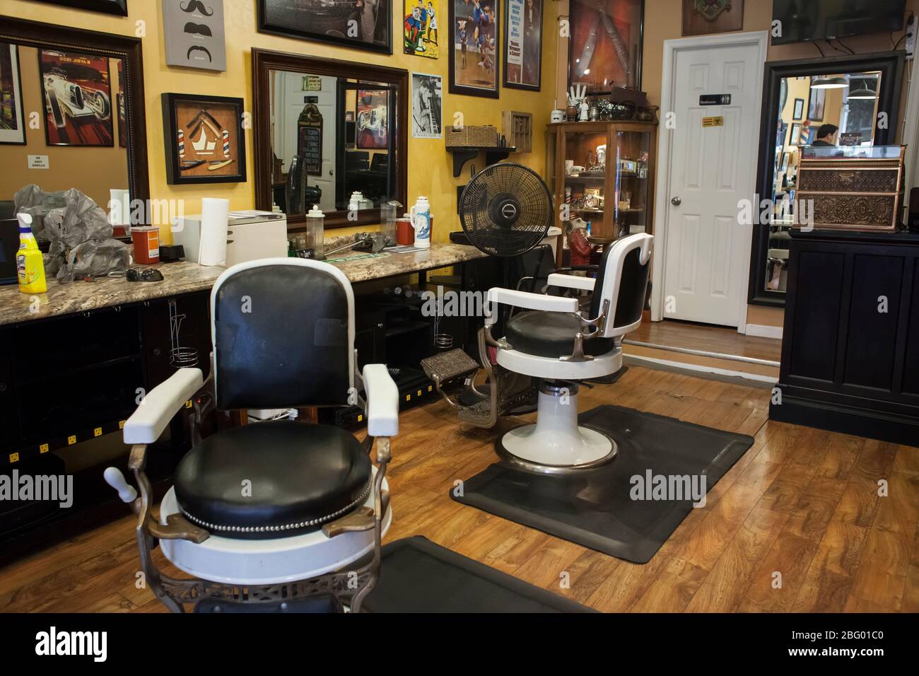Horizontale Ansicht des King of Shave Barbershop Innenraums in der Pine St, Philadelphia, Pennsylvania Stockfoto