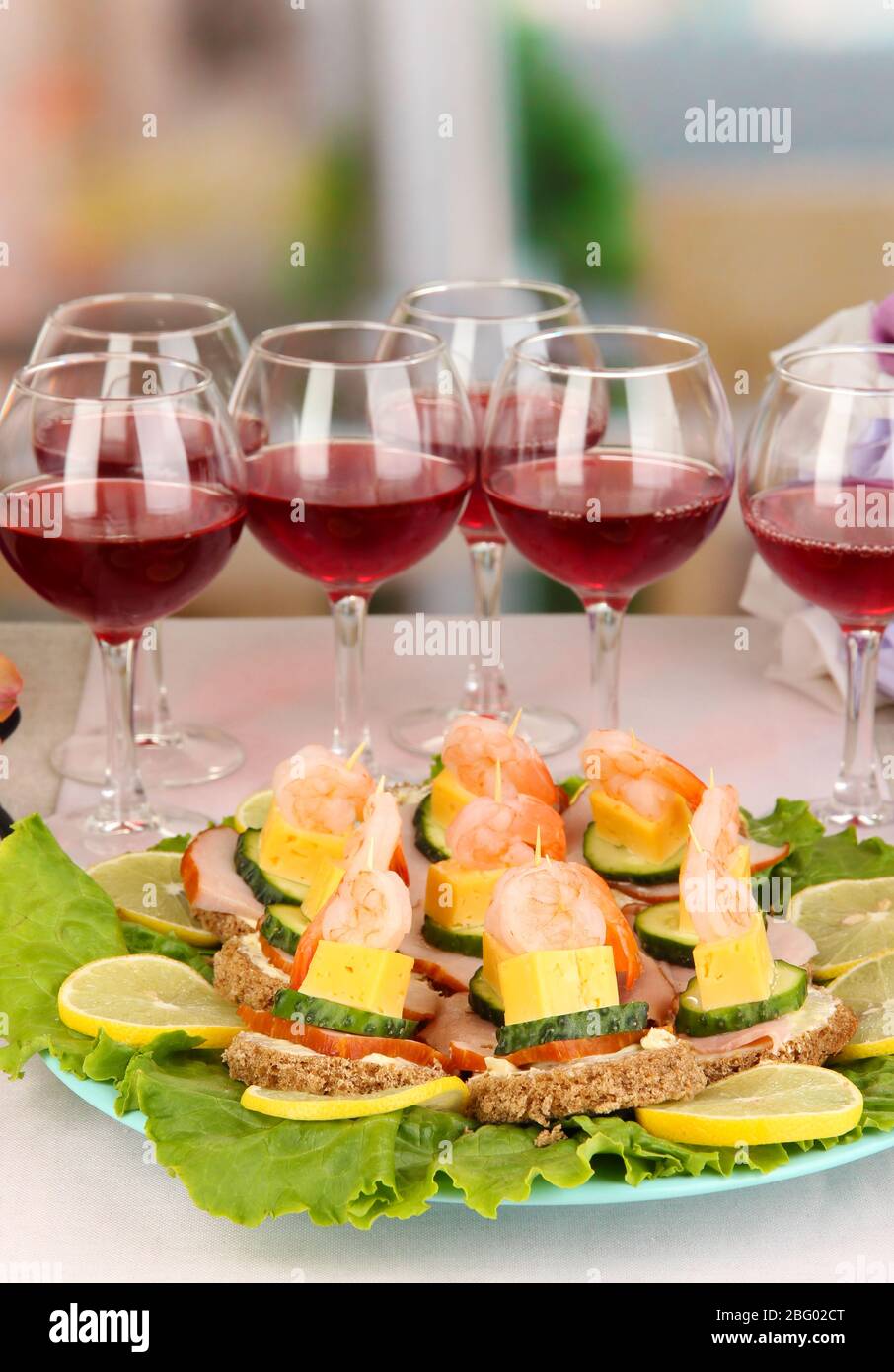 Kanapees und Wein im Restaurant Stockfoto