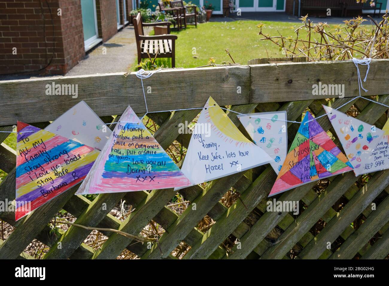 Botschaften an die Angehörigen, die während der Sperrung des Coronavirus, Ashbourne, Derbyshire, April 2020 an den Zaun vor einem Pflegeheim gebunden waren Stockfoto