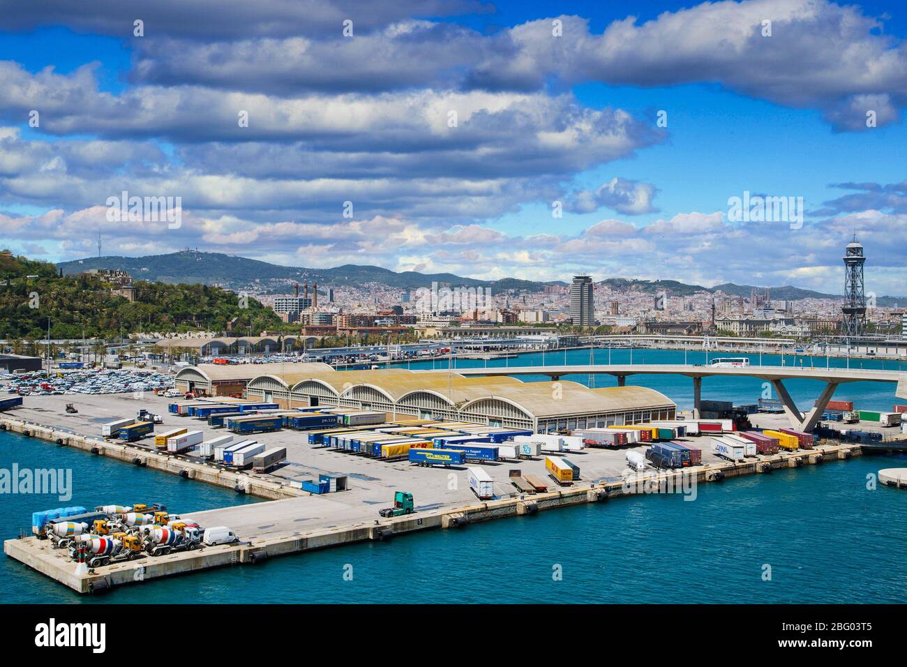 Fracht, Container und LKW am Industriehafen in Barcelona, Spanien Stockfoto