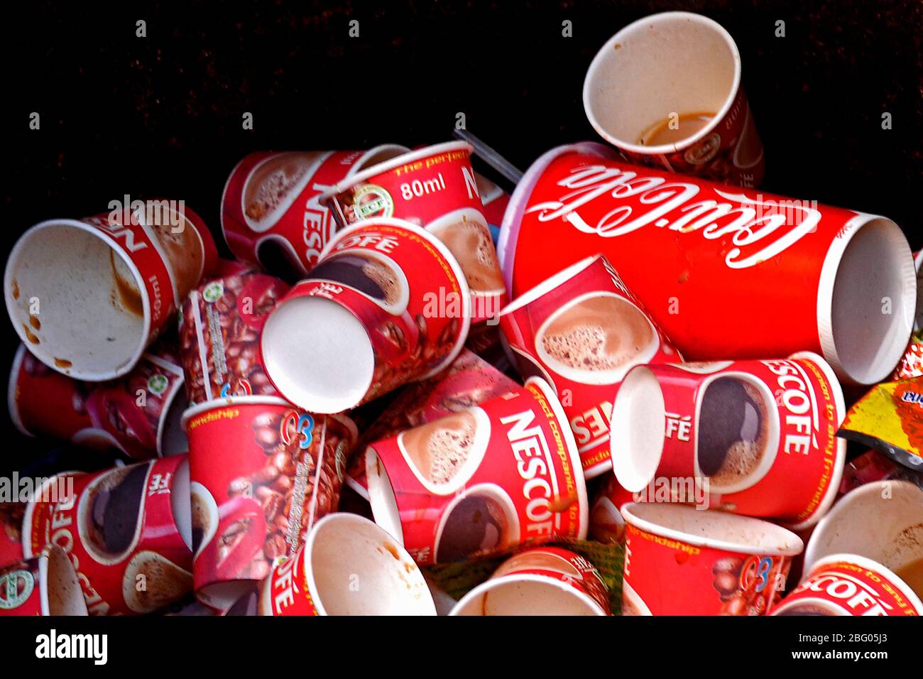 nescafe Coca Cola Tassen am Mülltonne abstrakte Fotografie Stockfoto