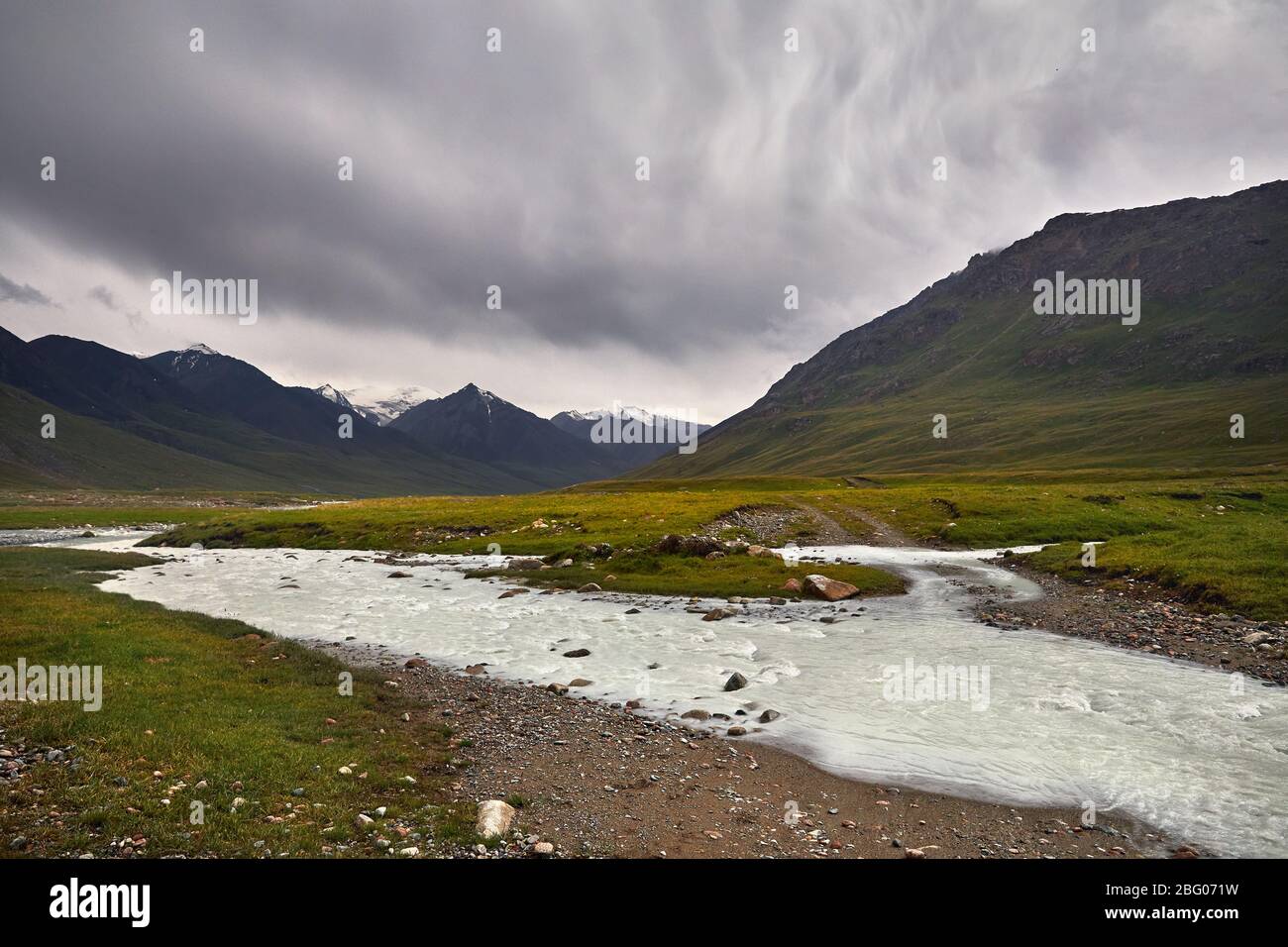 River im Berg Tal bei bewölkten bewölkten Himmel in Kirgisistan Stockfoto