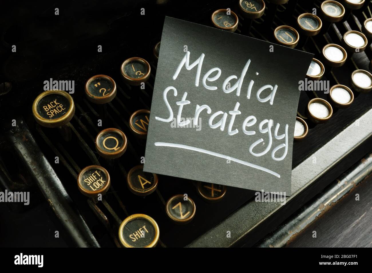 Medienstrategie für Marketing. Retro Schreibmaschine und Bogen. Stockfoto