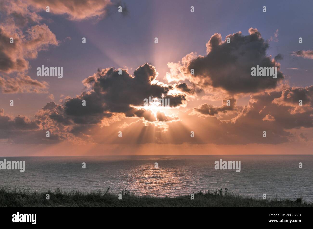 Sonnenuntergang an der Küste des Ärmelkanals in Etretat, Normandie, Frankreich, Europa Stockfoto