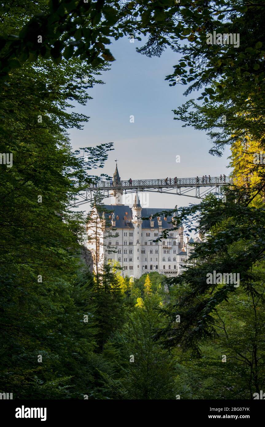 Blick auf das Schloss Neuschwanstein mit der Marienbrücke über der Pöllatschlucht, Schwangau bei Füssen, Schwaben, Bayern, Deutschland, Europa Stockfoto