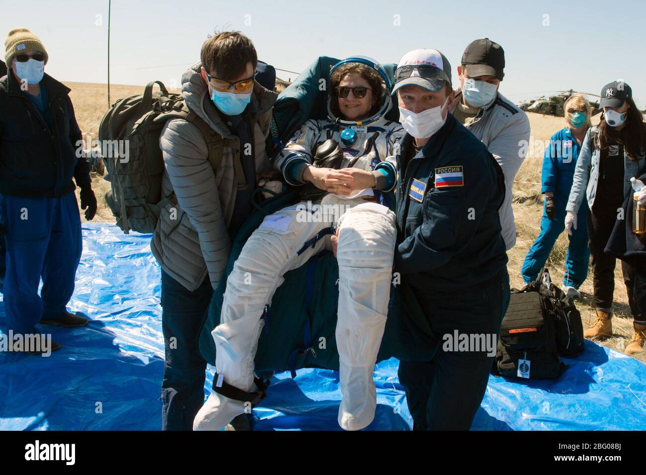 ZHEZKAZGAN, KASACHSTAN - 17. April 2020 - Crew-Mitglied der Expedition 62 Jessica Meir von der NASA wird kurz nach ihrem Einsatz zu einem All Terrain Vehicle (ATV) transportiert. Stockfoto