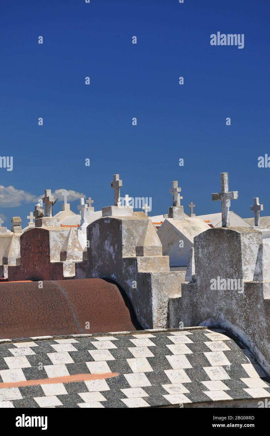 Gräber auf dem Friedhof von Bonifacio auf Korsika, Franken Teich, Europa Stockfoto