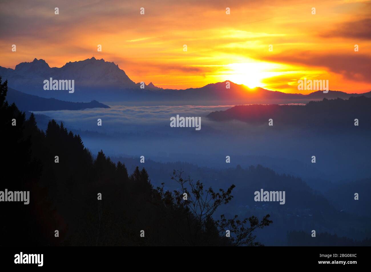 Blick vom Hochplateau Hagspiel im Allgäu in der Nähe von Oberstaufen auf das Massiv des Säntis (2501 m) in die Appenzeller Alpen in der Schweiz Stockfoto