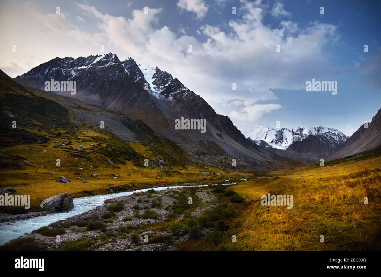 Die schöne Landschaft der schneebedeckten Berge im grünen Tal des linken Talgar in Kasachstan und Zentralasien Stockfoto