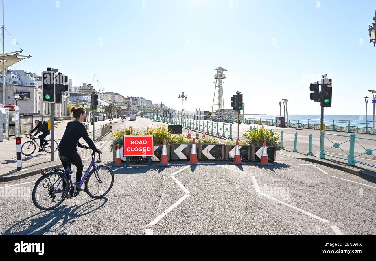 Brighton UK 20. April 2020 - der Madeira Drive an der Küste von Brighton wurde vom stadtrat für die nächsten drei Wochen für den Verkehr zwischen 8 und 20 Uhr gesperrt, um Radfahrern und Fußgängern während der Pandemiekrise des Coronavirus COVID-19 die Möglichkeit zu geben, unter sichereren Bedingungen zu trainieren. Quelle: Simon Dack / Alamy Live News Stockfoto