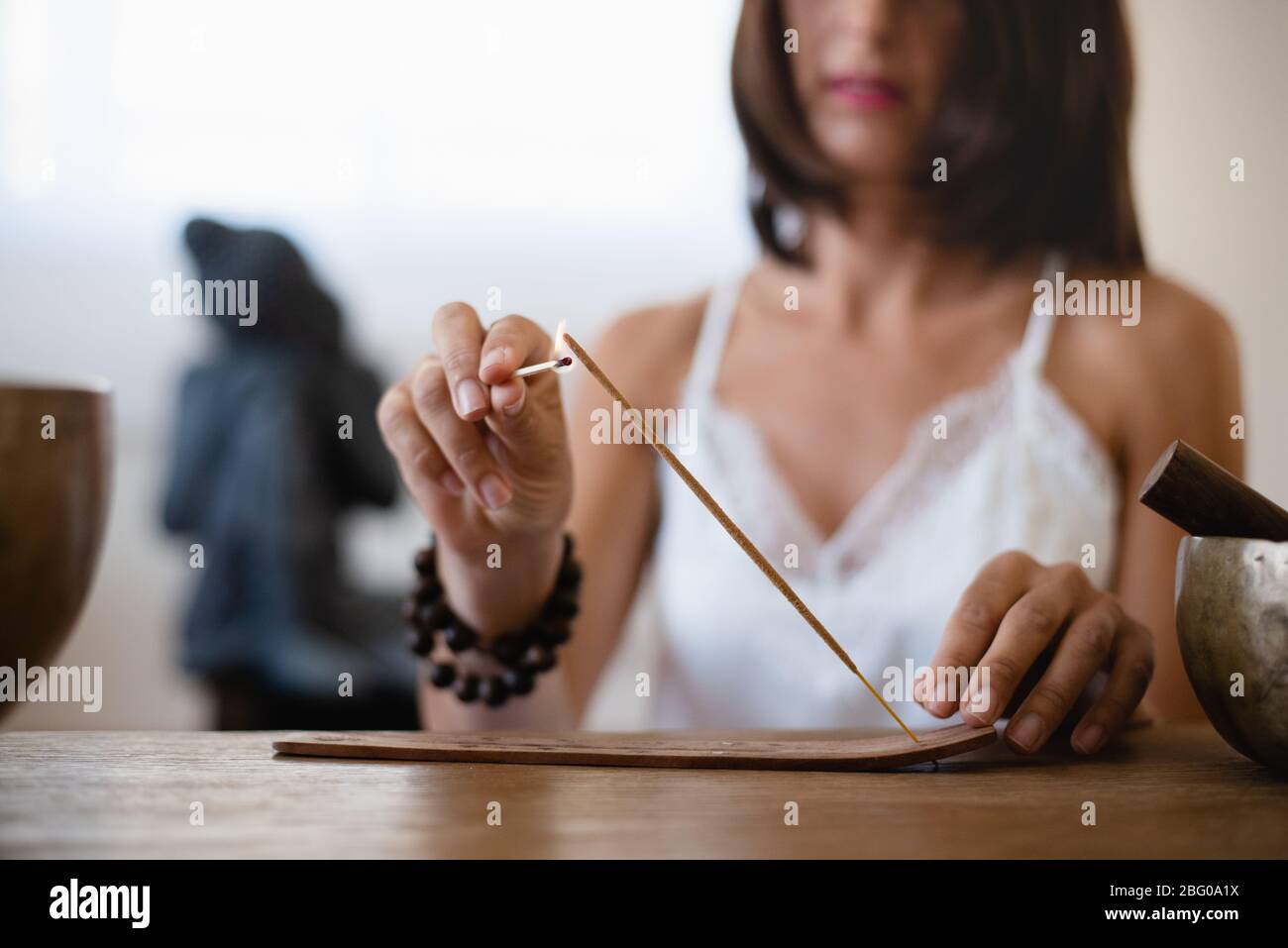 Nahaufnahme von Frauen Hände, die einen Räucherstäbchen brennen Stockfoto