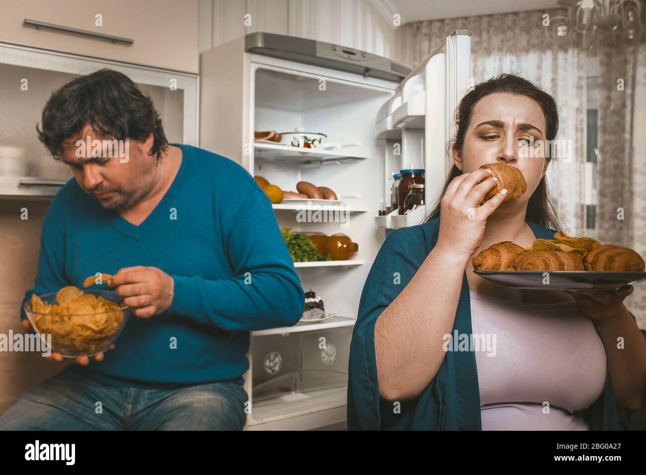 Body Positive Paar Spaß Mit Ungesunden Essen Stockfoto