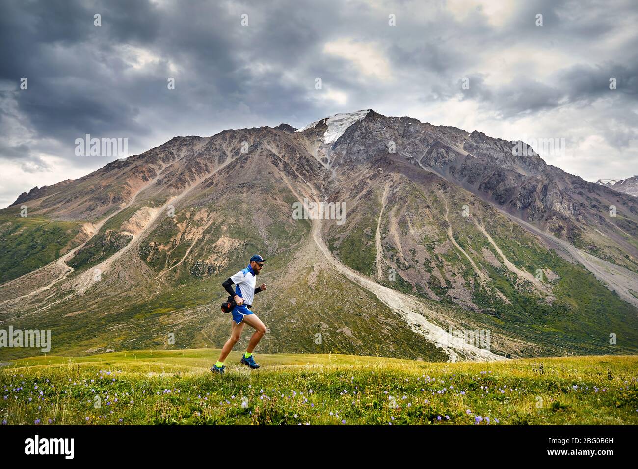 Runner Athlet mit Bart, die auf dem Weg in die Berge Stockfoto