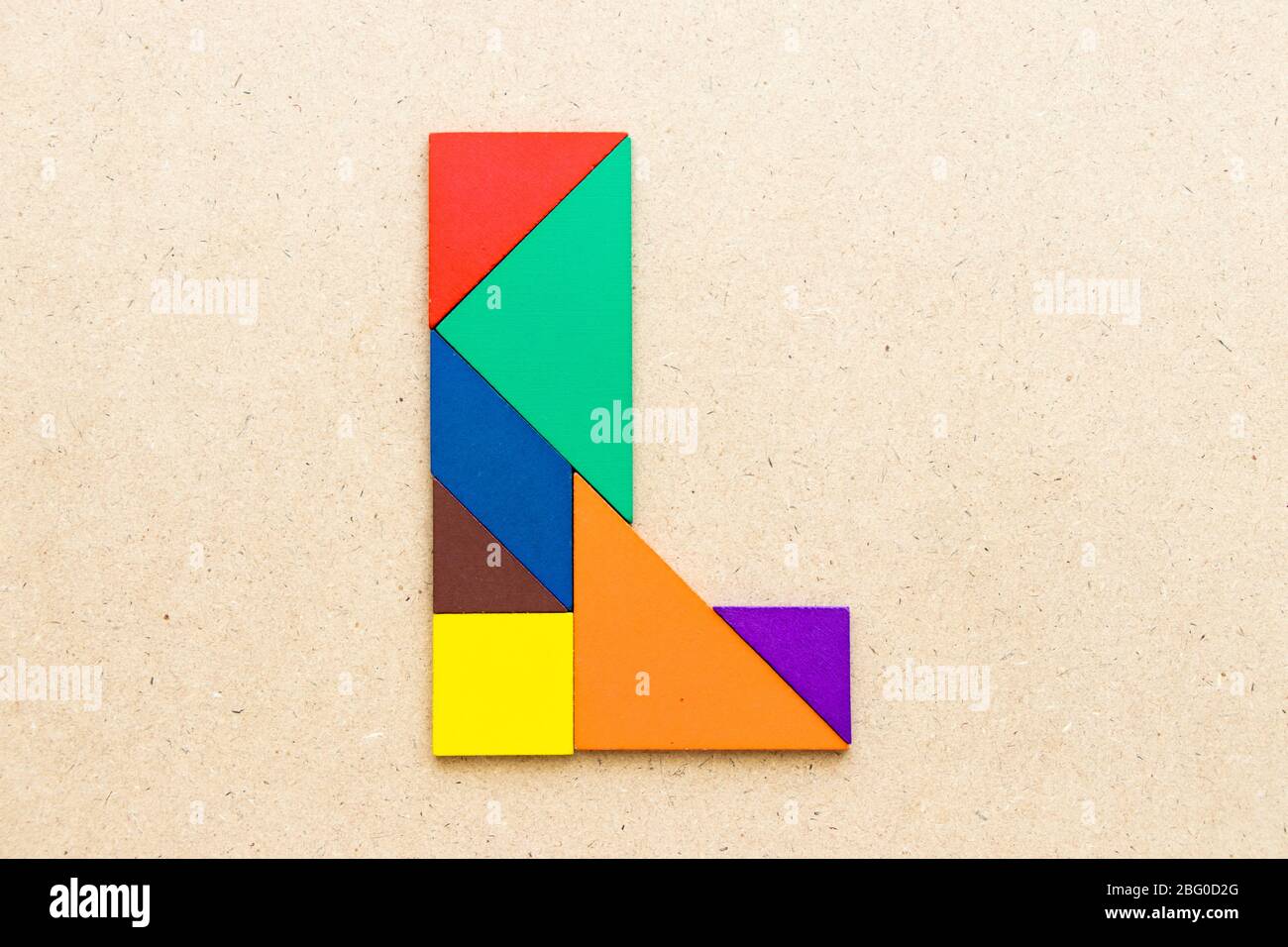Tangram Puzzle in Alphabet Buchstaben L-Form auf Holz Hintergrund  Stockfotografie - Alamy