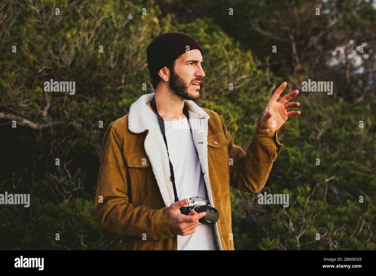 Porträt des jungen Mannes mit Kamera im Freien Stockfoto