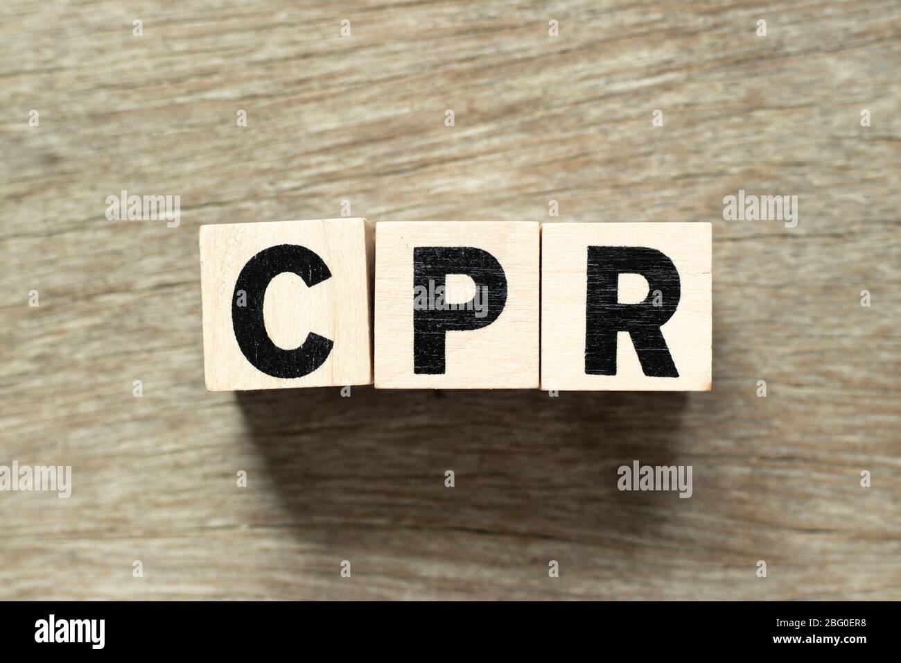 Buchstabenblock in Wort CPR (Abkürzung für Cardiopulmonary Resuscitation) auf Holzhintergrund Stockfoto