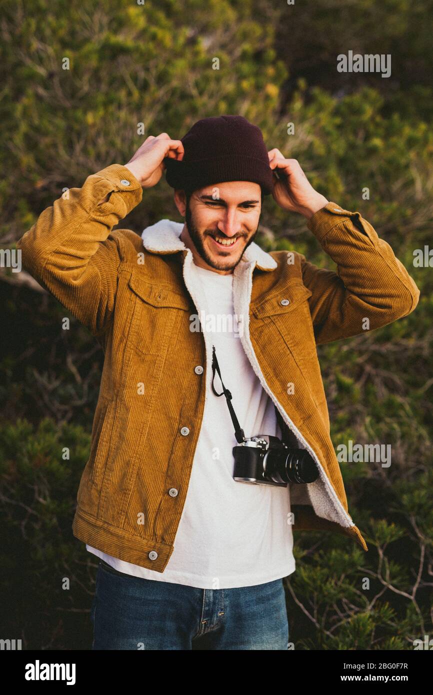 Porträt des jungen Mannes mit Kamera im Freien Stockfoto