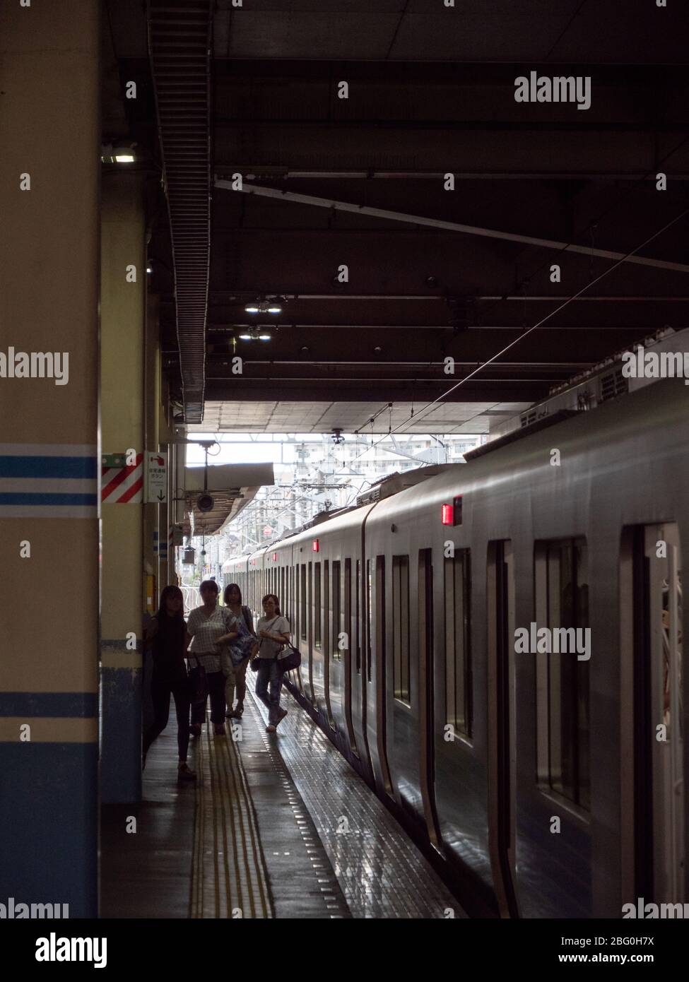 Tokio, Japan - 27 8 19: Menschen warten auf den Zug am Bahnhof Tanashi Stockfoto